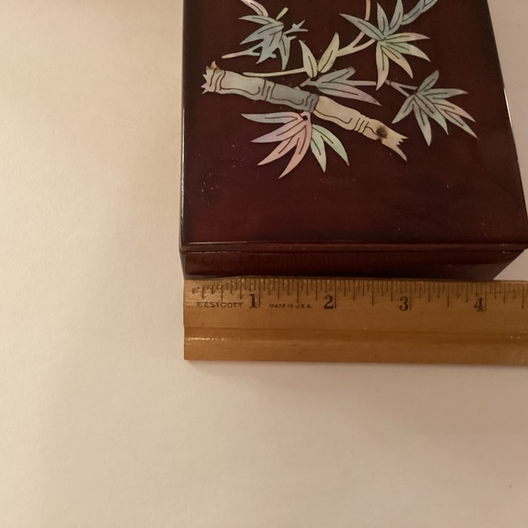 Vintage lacquered smoking box with mother of pearl inlay. - Picture 5 of 8